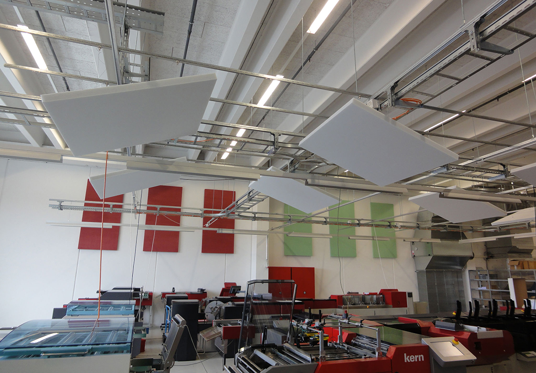 SilentPET Elemente an Decke zum Akustik verbessern in Industriehalle